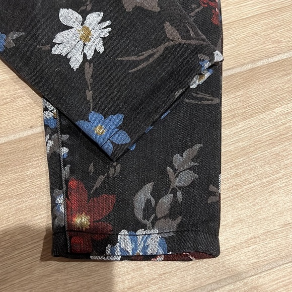 Current Elliott size 24 Stiletto jeans in Black Wildflower, cropped - Picture 4 of 9